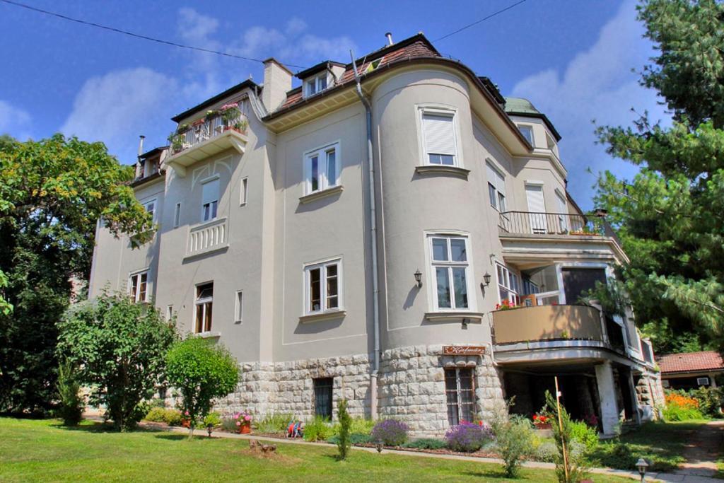 Kalmar Panzio Bed & Breakfast Будапеща Стая снимка